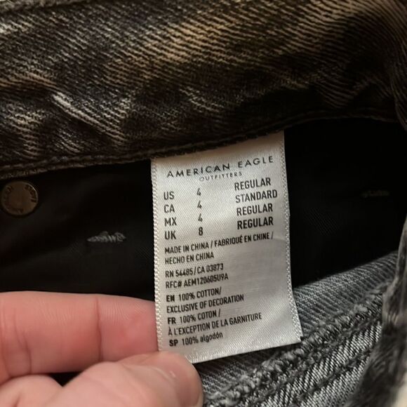 EUC AMERICAN EAGLE OUTFITTERS SIZE 4 MOM JEAN SHORT CUTOFFS DISTRESSED - Picture 3 of 12